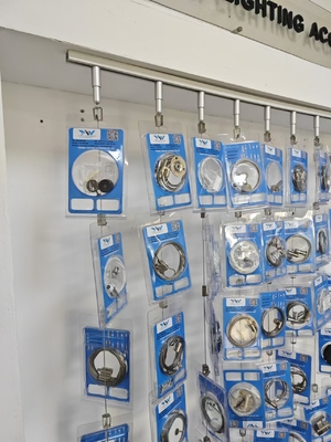 Prezzo di fabbrica Aggancio auto-bloccante in acciaio di alta qualità per display Prodotto piccolo accessorio appeso